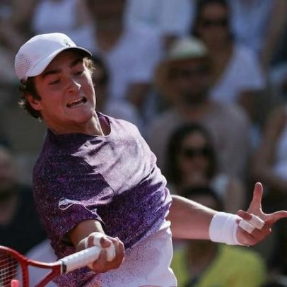 João Fonseca vence rival francês após início difícil e avança em Roland Garros