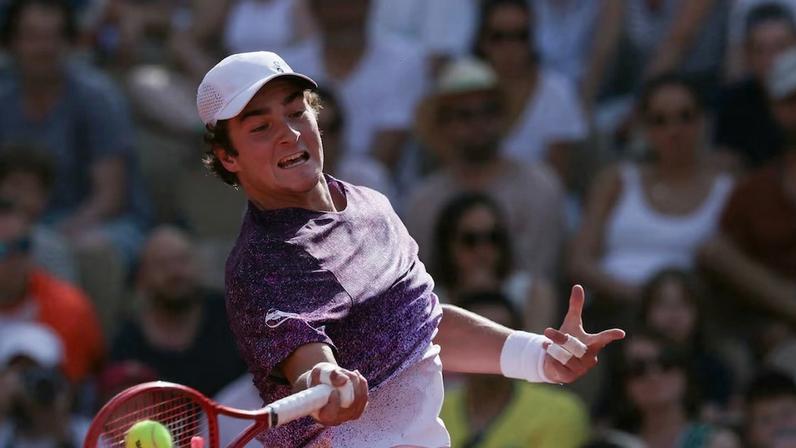 João Fonseca superou o francês Luka Pavlovic na estreia em Roland Garros