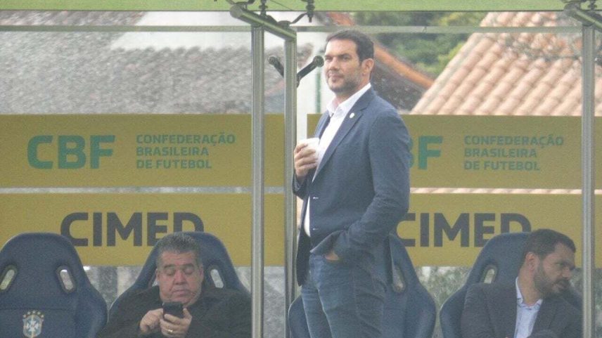 Samir Xaud, presidente da CBF, acompanhou o treino da seleção brasileira