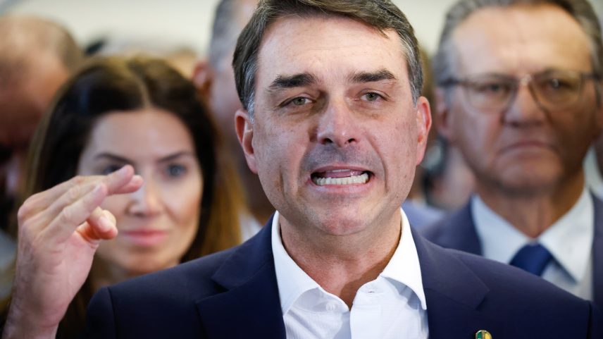 Flávio disse a deputados que não havia nada do Master, mas admitiu novo encontro com Vorcaro