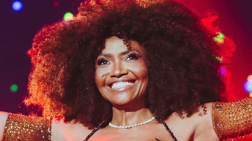 Gaby se emocionou ao ver o público de festival cantando seu hit mais famoso