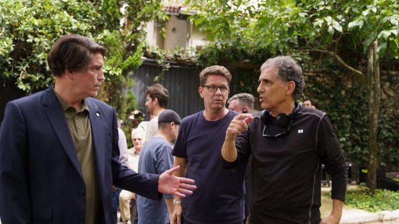 Equipe do longa-metragem relatou ida de irmãos Flávio e Carlos Bolsonaro em dia de filmagem, figuração ‘fortemente revistada’ e ameaça a faca a integrante da equipe técnica