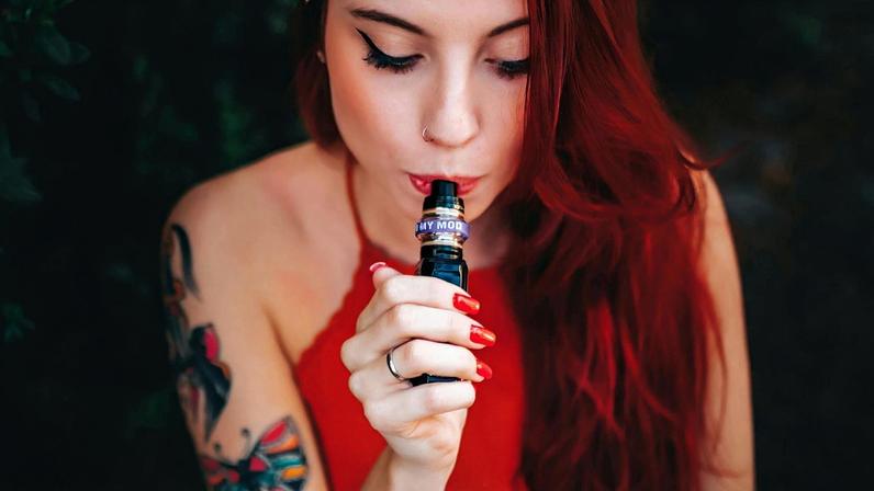 Estudo aponta impacto do vape na saúde gengival. (Foto: Pexels via Canva)