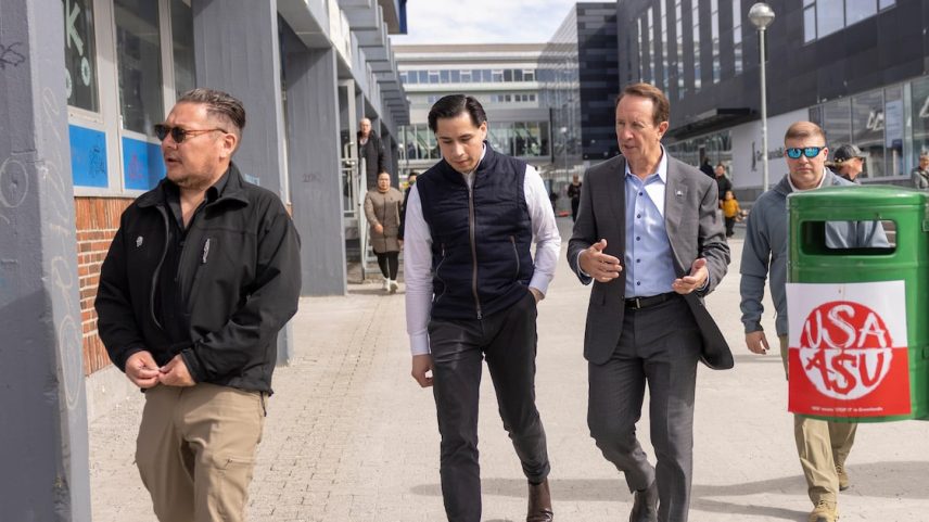 Jeff Landry (terceiro da esquerda para a direita), enviado especial dos EUA para a Groenlândia, caminham por Nuuk nesta quarta-feira, 20
