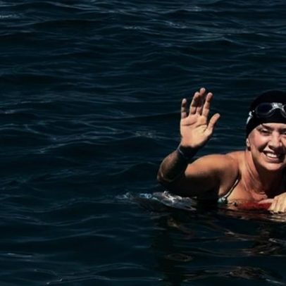 Jornalista e nadadora Chris Lemos explora o Mar Adriático, na Itália
