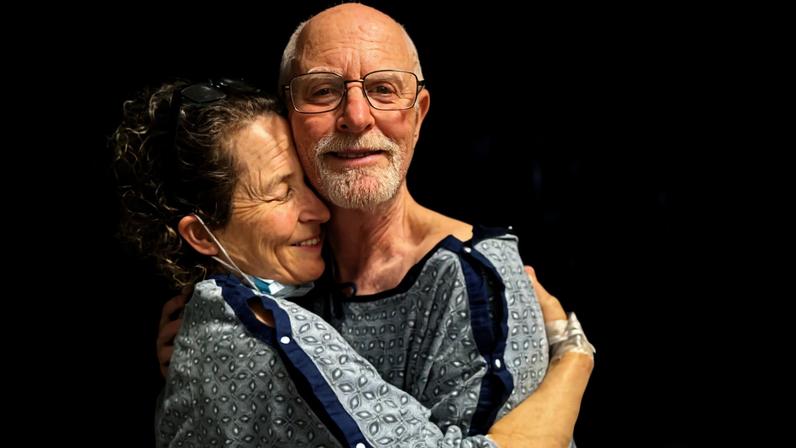 Montana Miller abraça o professor Mitchell Grosky após transplante de rim