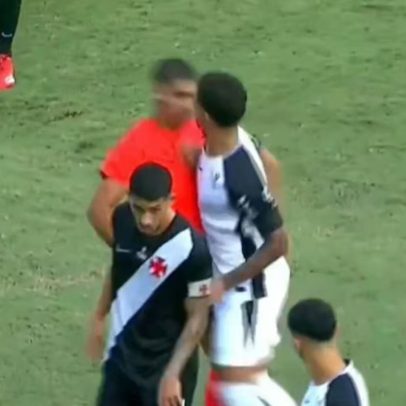 Jogador do Corinthians agride árbitro após expulsão em Brasileirão
