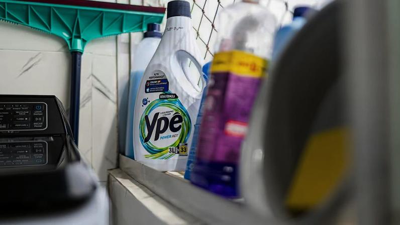 Medida atinge linhas de lava-louças, sabão líquido para roupas e desinfetantes com numeração final 1 no lote. (Foto: Arthur Menescal/Bloomberg)