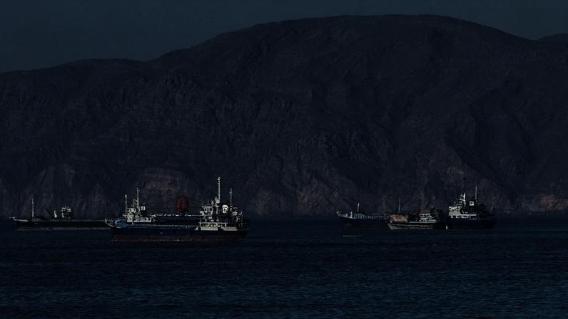Navios ancorados no Estreito de Ormuz, próximo à cidade portuária de Khasab, na península de Musandam, no norte de Omã, em 17 de maio de 2026