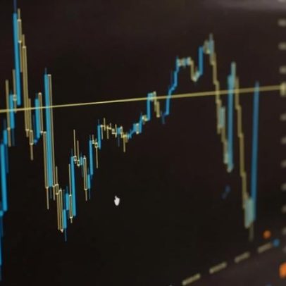 Ibovespa cai mais de 1% com pressão de bancos e varejo