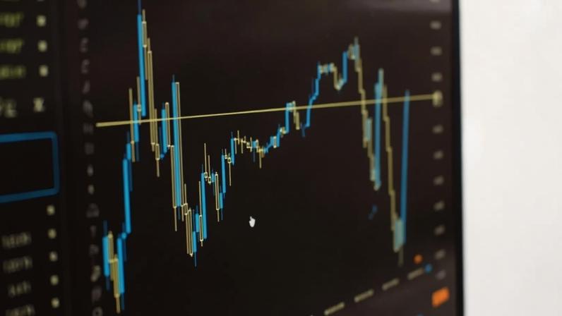 Ibovespa cai mais de 1% com pressão de bancos e varejo