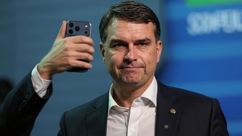 Nos bastidores, aliados de Flávio Bolsonaro apostam em um processo de “decantação” da crise