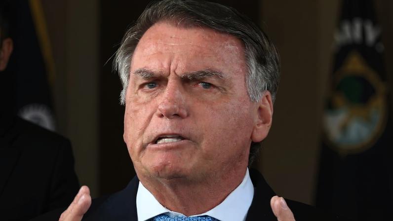 Segundo boletim médico do hospital, a cirurgia de Bolsonaro ocorreu sem intercorrências