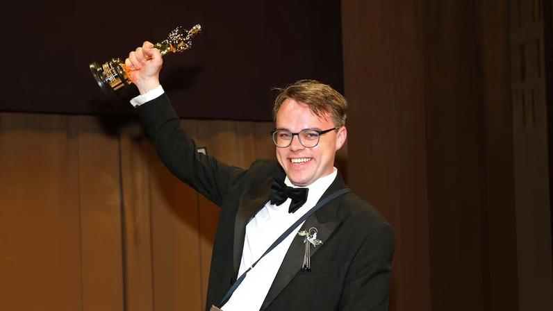 Pasha Talankian com sua estatueta do Oscar, que foi extraviada durante um voo.