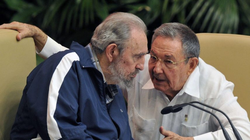 Fidel Castro (à esquerda) ouve seu irmão Raúl em foto de abril de 2011