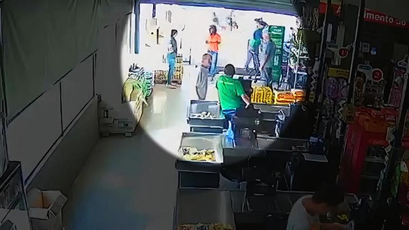 Atendente de mercado é vítima de arma de fogo durante seu horário de trabalho