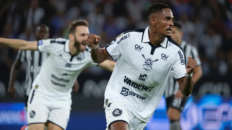 Jajá, do Remo, comemora seu gol durante partida contra o Botafogo no estádio Engenhão