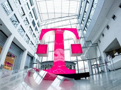 Deutsche Telekom registra queda de 28% no lucro trimestral, mas eleva previsões