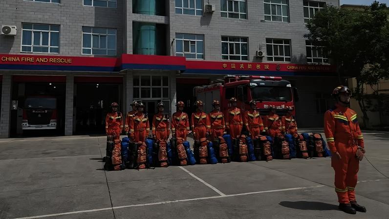 Bombeiros se preparam para operações de resgate na cidade de Turpan, região autônoma uigur de Xinjiang, no noroeste da China, em 29 de maio de 2026 (Xinhua/Reprodução)