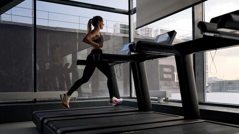 Mulher correndo em esteira de academia - Metrópoles