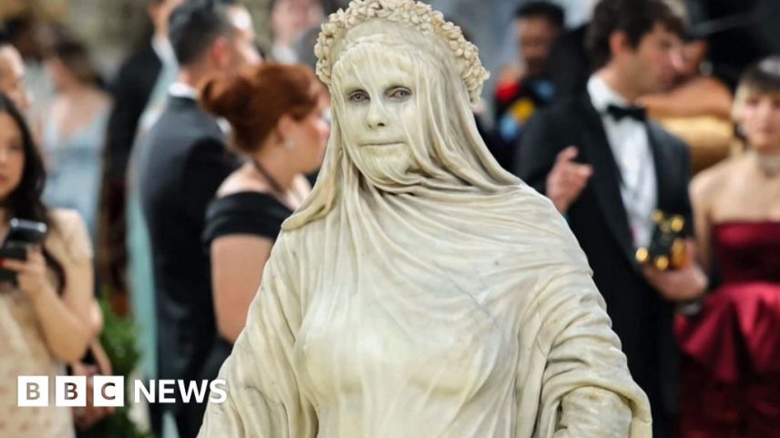 Como Heidi Klum virou uma escultura viva na Met Gala