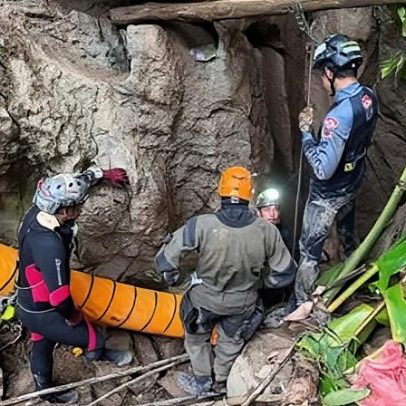 Mais quatro homens são resgatados de caverna inundada no Laos