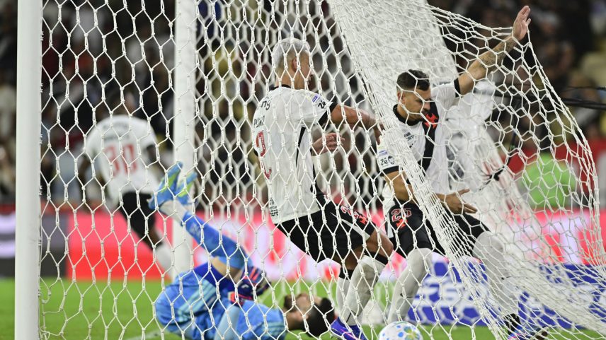 Puma e Hugo Moura pegam a bola na rede após o gol de Robert Renan — Foto: André Durão