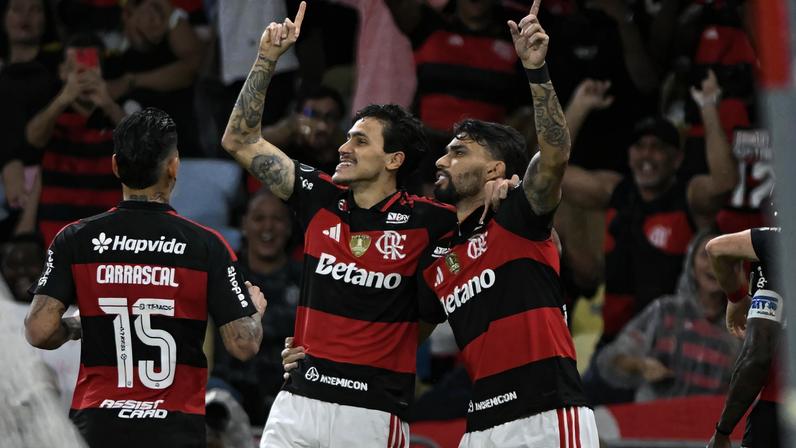 Pedro e Paquetá em Flamengo x Estudiantes — Foto: André Durão