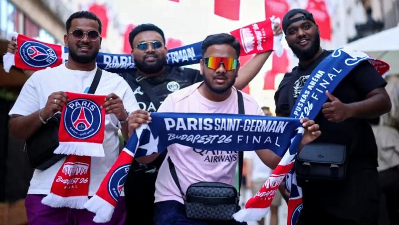 Torcedores do PSG posam para foto em Budapeste na véspera da final da Liga dos Campeões contra o Arsenal.