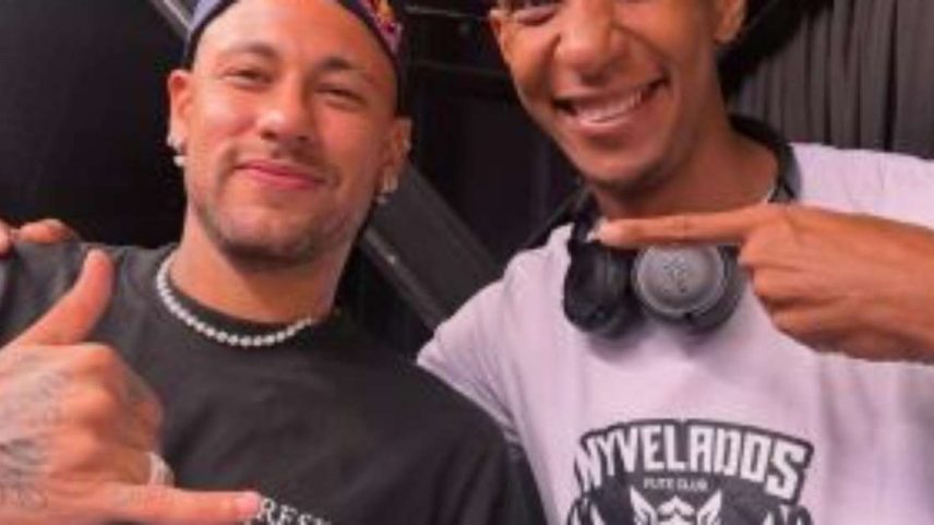 Ney Silva posa para foto ao lado de Neymar.