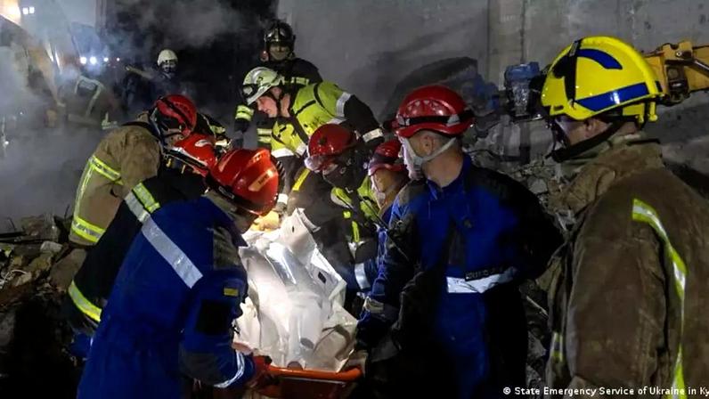 Serviços de salvamento resgatam corpo após ataque russo em Kiev