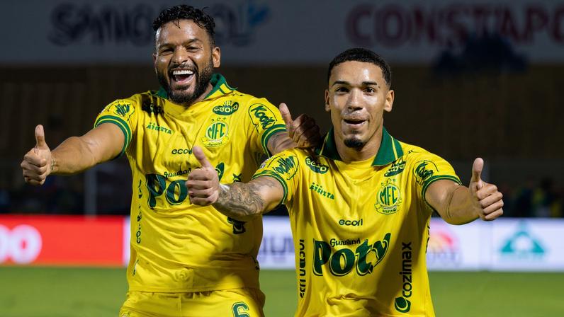 Reinaldo e Denilson comemoram gol da vitória do Mirassol contra o Fluminense — Foto: JP Pinheiro/Agência Mirassol