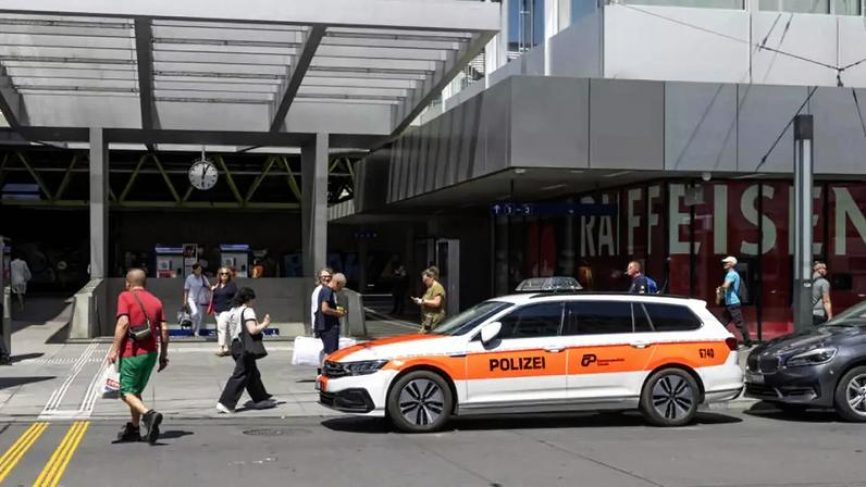 Viatura policial diante de estação de trem onde um homem feriu três pessoas a faca, em Winterthur, nesta quinta-feira, 28 de maio de 2026.