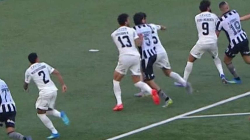 Reprodução - Legenda: Arbitragem volta atrás e anula pênalti para o Botafogo / Jogada10