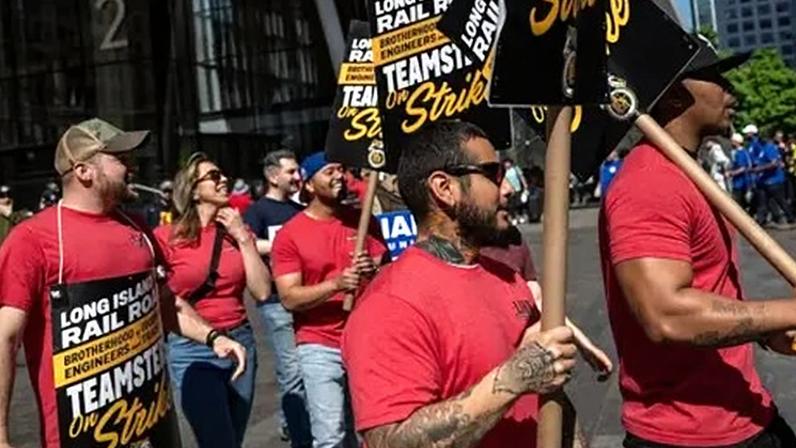 Greve ferroviária em Nova York continua; passageiros se preparam para segunda