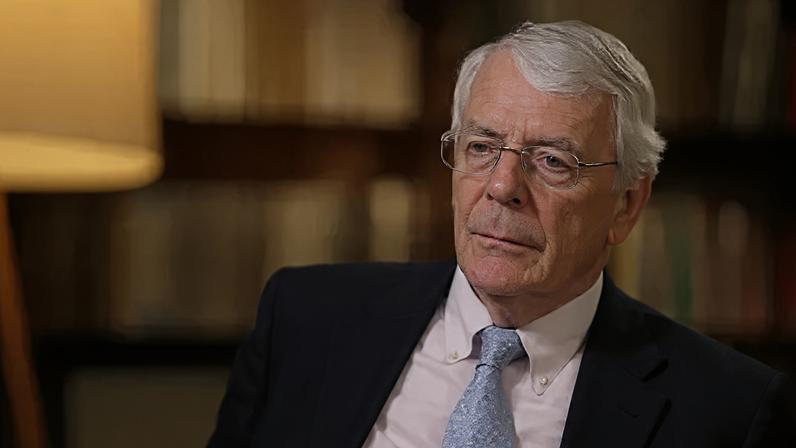 Reino Unido não deve trocar de primeiros-ministros, alerta John Major