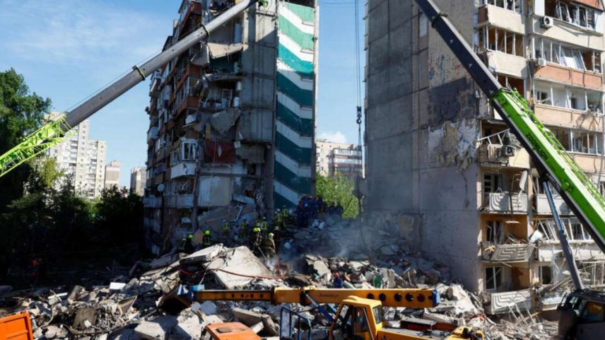 Equipes de resgate trabalham no local de um prédio residencial danificado durante ataques com mísseis e drones russos, no contexto da ofensiva da Rússia contra a Ucrânia, em Kiev, em 14 de maio de 2026.
