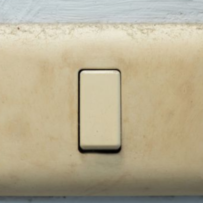 Truque da vovó para clarear tomadas e interruptores