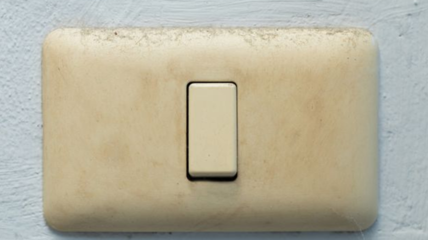 Truque da vovó para clarear tomadas e interruptores