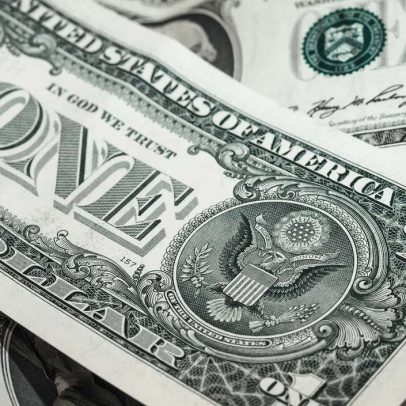 Dólar cai abaixo de R$4,90 e investiga trajetória da moeda