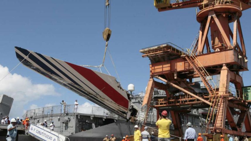 Destroços do voo AF 447, recuperados pela Marinha brasileira, no porto de Recife em 14 de junho de 2009.