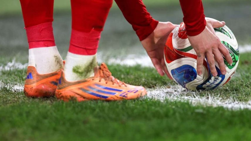 Pequenas variações na bola podem influenciar o seu comportamento assim que ela sai do pé: testes apontam que a bola da Copa de 2026 é mais estável em voo que as de torneios anteriores, mas pode ter um alcance ligeiramente menor em chutes e passes mais longos. Robbie Jay Barratt/AMA/Getty Images