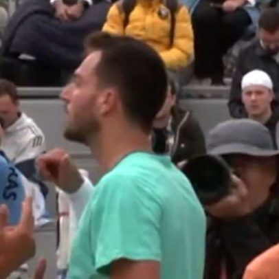Árbitro intervém após discussão entre tenistas em Roland Garros