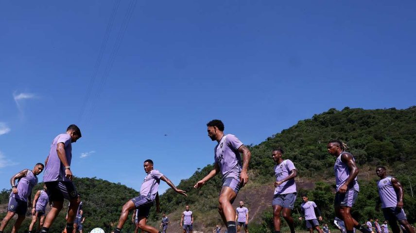 Elenco botafoguense durante atividade