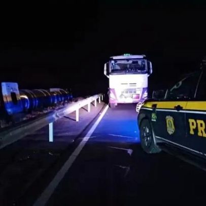 Caminhão tomba na BR-386 em Soledade e vazamento bloqueia a rodovia