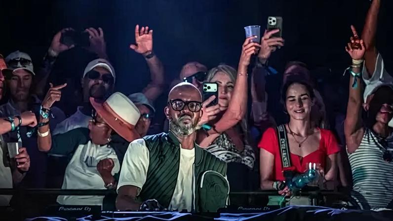 Música eletrônica encontra orquestra em performance de DJ Black Coffee no O2