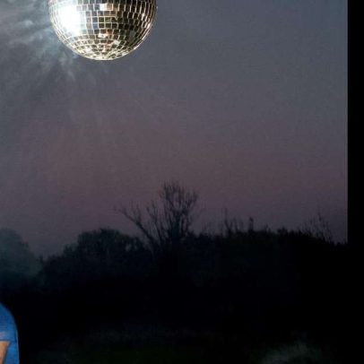 Harry Styles lambe microfone em teaser de clipe