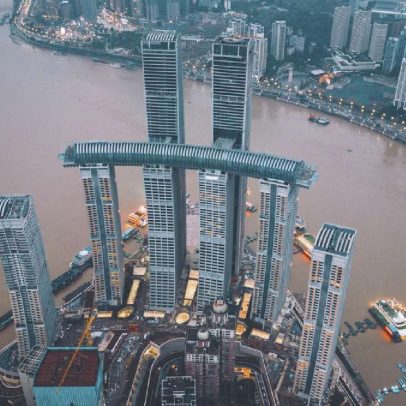China constrói arranha-céu horizontal suspenso a 250 metros