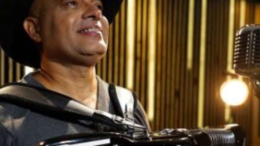 Cantor, músico e compositor Beto Hortis.