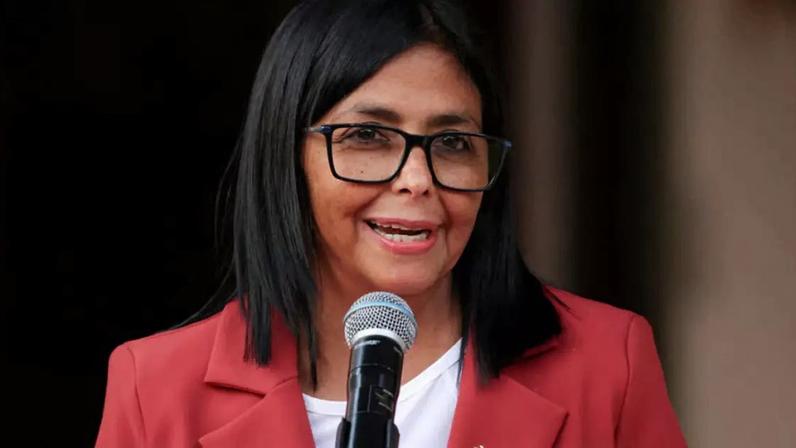 A presidente interina da Venezuela, Delcy Rodriguez em Caracas, em 4 de março de 2026. Ela anunciou um aumento salarial que divide população.
